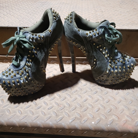 ZIGI girl Shoes Zigi Girl Gold Studded Summit Armca Heel 6 34